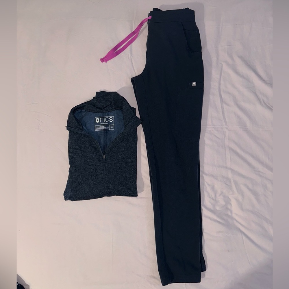 FIGS Women's Straight leg in Navy and Pink
